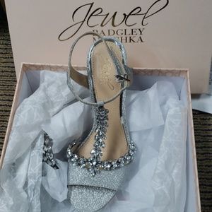 NIB SEXY JEWELED SILVER EVENING SHOES